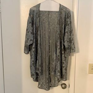 Lularoe Lindsay gray lace floral Kimono coverup Small
